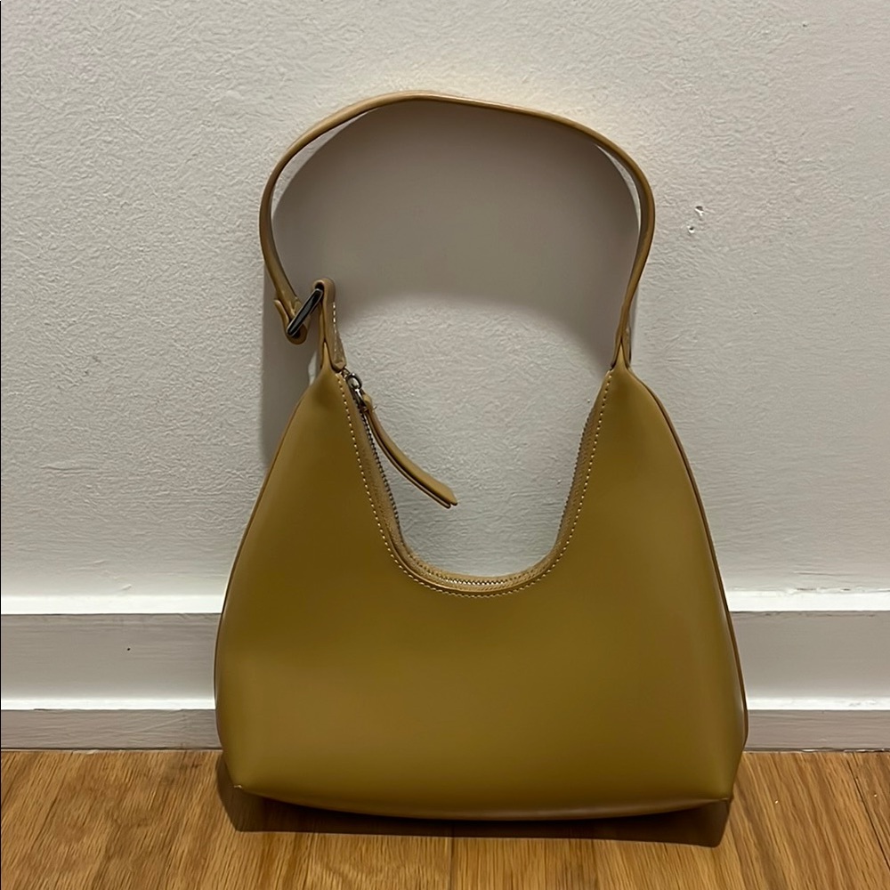 Elegant Tan Leather Shoulder Bag